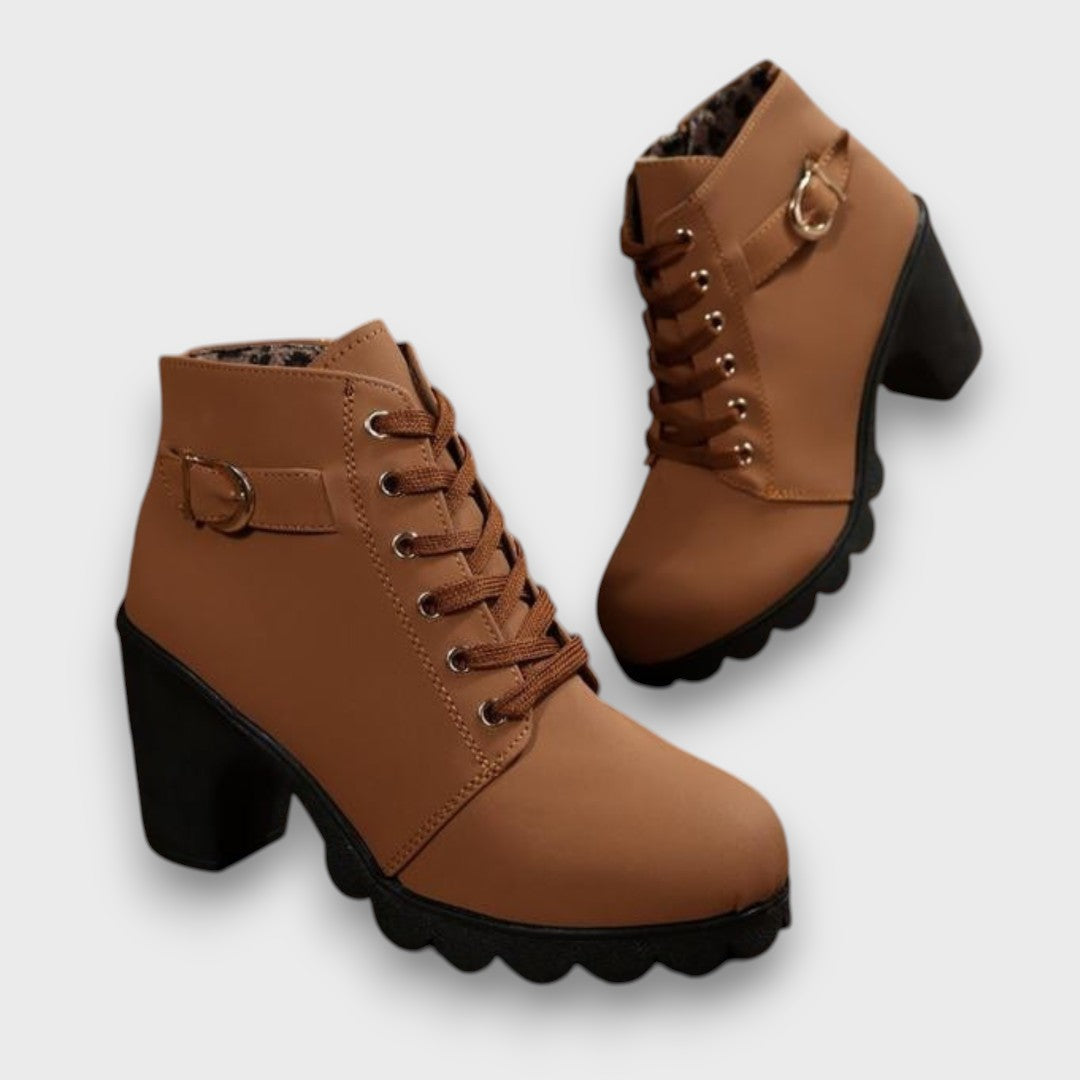 Aisha | Botas Ortopédicas con Hebilla & Tacón Chunky